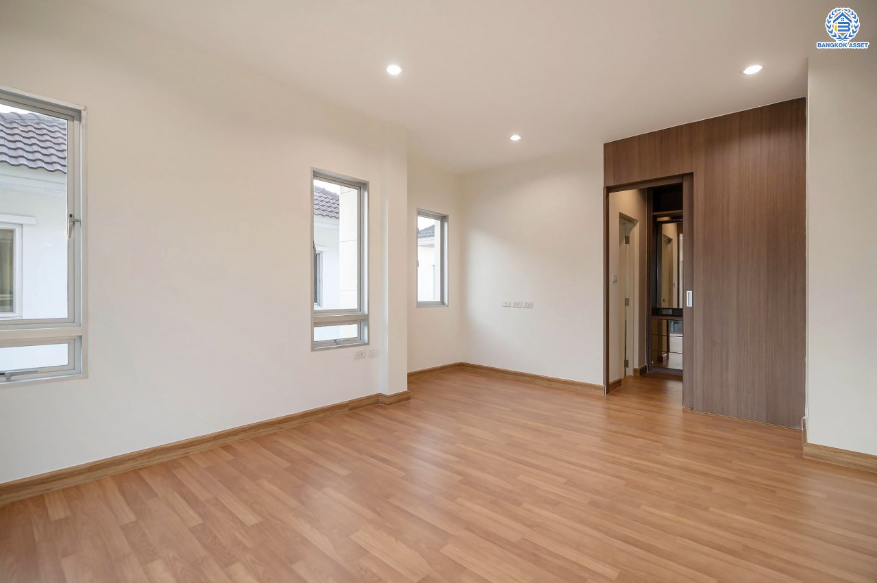 บ้านมือสองตกแต่งใหม่ โครงการ ไลฟ์ บางกอก บูเลอวาร์ด พระราม5 ตกแต่งหรูหรา เนื้อที่ 52.3 ตร.ว. ฟังก์ชัน 3 ห้องนอน 3 ห้องน้ำ 1 ห้องอเนกประสงค์ จอดรถได้ 2 คัน บนทำเลเชื่อมต่อเมือง ใกล้รถไฟฟ้าสายสีม่วง "สถานีแยกติวานนท์" จุดขึ้นทางด่วน "ศรีรัช" และรายล้อมด้วยสิ่งอำนวยความสะดวกครบ